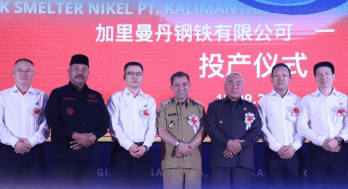 Gubernur Kalimantan Timur Isran Noor, Wakil Gubernur Kalimantan Timur Hadi Mulyadi berpose bersama jajaran PT. Kalimantan Ferro Industry