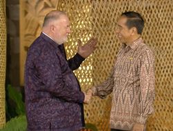 Presiden Jokowi Kenakan Tenun Ikat Dayak Sintang di KTT WWF ke-10 di Bali