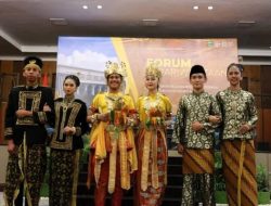 Dispar Kaltim Lestarikan Busana Adat Kutai Sebagai Warisan Budaya