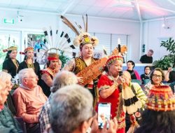 Yeq Lawing Perempuan Dayak Pukau Peserta Pameran Budaya di Belanda