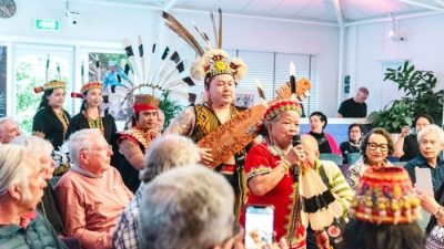 Yeq Lawing Perempuan Dayak Pukau Peserta Pameran Budaya di Belanda