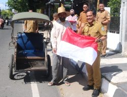 Diskominfo Bagi-bagi Bendera Merah Putih di Hari Jadi ke-74 Kabupaten Banjar