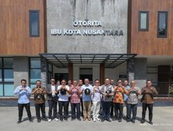 OIKN Bagikan 3000 Helm Berlogo Nusantara untuk Warga Sepaku