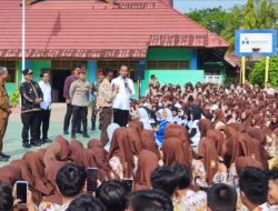Jokowi Berbagi Sepeda di SMKN 1 Tanah Grogot, di Paser Kaltim