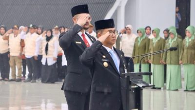 Diguyur Hujan, Pj Gubernur Kaltim Semangat Upacara Peringatan Hari Pahlawan