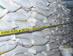 Polda Kalsel Gerebek Gudang Pupuk Ilegal di Banjarbaru