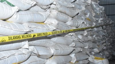 Polda Kalsel Gerebek Gudang Pupuk Ilegal di Banjarbaru