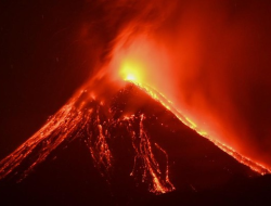 Erupsi Lewotobi Sebabkan Pembatalan Penerbangan Internasional