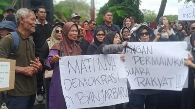 Massa Banjarbaru Penuhi DPRD, Tuntut Pilkada Ulang