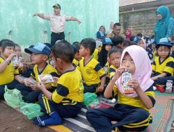 Disnakeswan Tala Bagikan 1.828 Telur dan Susu