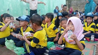 Disnakeswan Tala Bagikan 1.828 Telur dan Susu