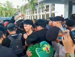 Mahasiswa Demo Tolak UU TNI, Kaca DPRD Pecah