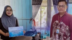Istimewa - Sri Wardah. Bendahara UPZ Bank Kalsel M. Rizaldy Mustary Haq menyerahkan bantuan mesin obras kepada Sri Wardah di Banjarmasin