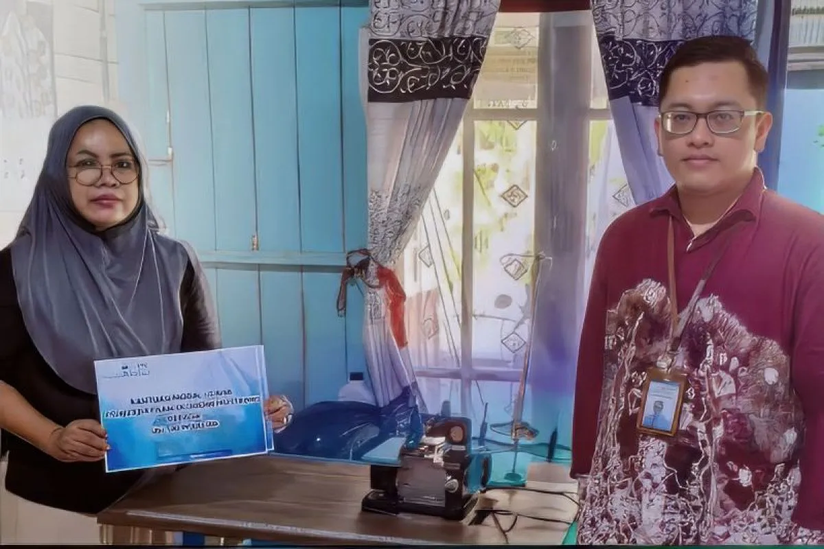 Istimewa - Sri Wardah. Bendahara UPZ Bank Kalsel M. Rizaldy Mustary Haq menyerahkan bantuan mesin obras kepada Sri Wardah di Banjarmasin