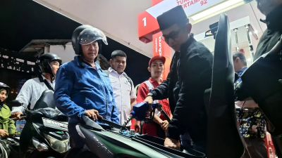 Wali Kota Balikpapan Isi BBM Kendaraan Warga di SPBU MT Haryono