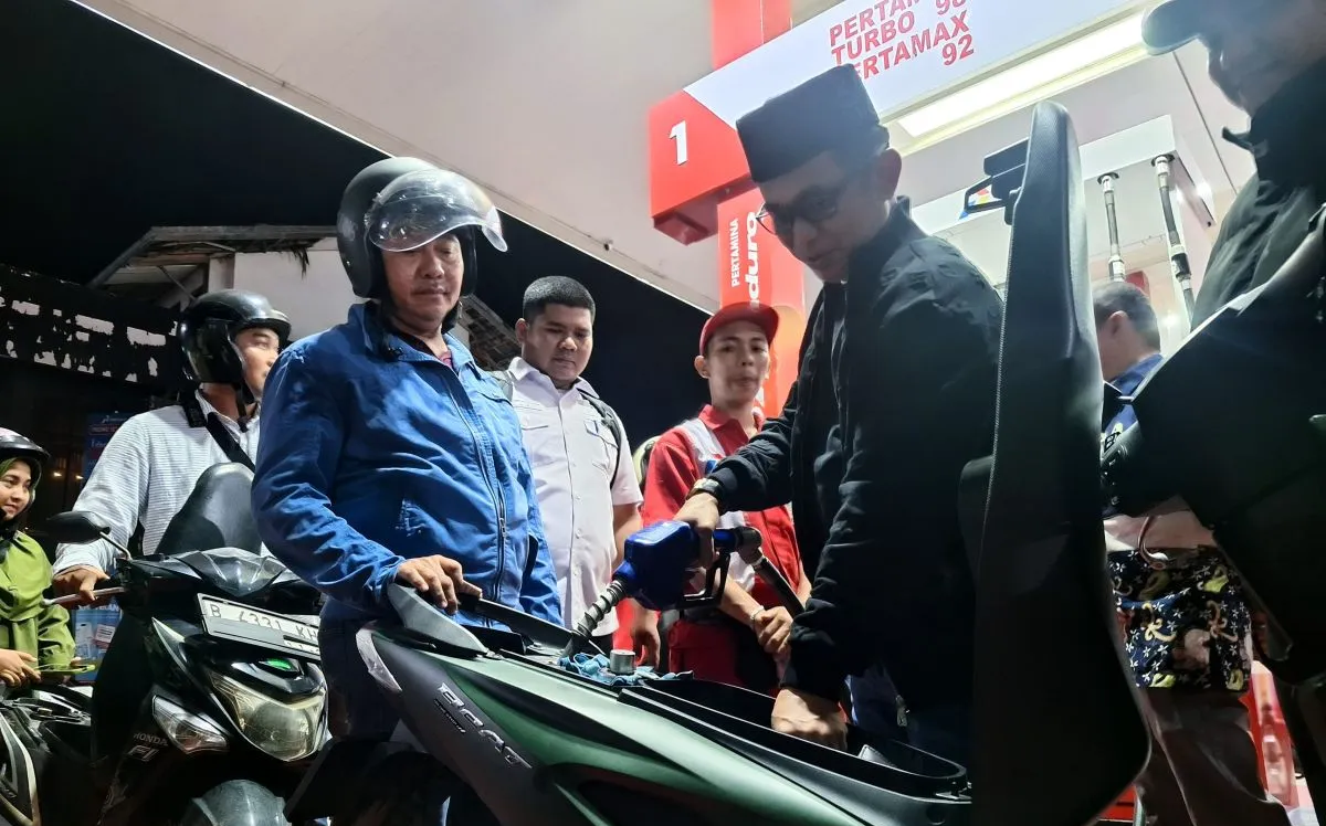 Wali Kota Balikpapan Isi BBM Kendaraan Warga di SPBU MT Haryono
