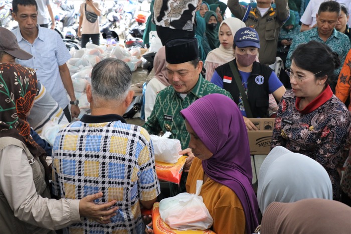 Gelar Operasi Pasar Murah di Singkawang, Pemprov Kalbar Sediakan 1000 Paket Bahan Pokok