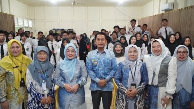 Wali Kota Banjarmasin H. Muhammad Yamin HR dan Ketua TP PKK Hj. Neli Listriani foto bersama pelajar SMAN 6 Banjarmasin.