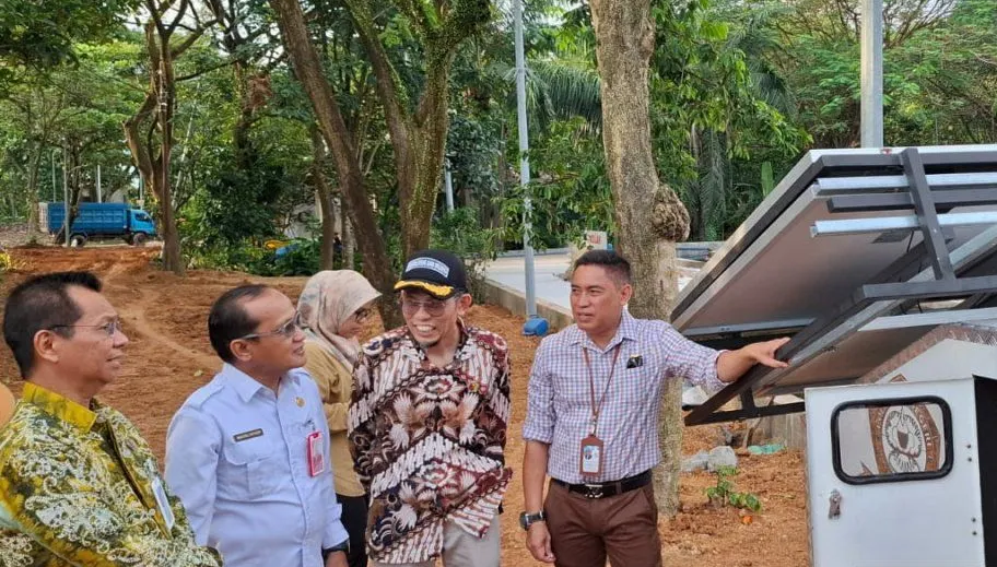 Istimewa - Direktur Poliban Kalsel Joni Riadi dan jajaran saat mendatangkan panel surya sebagai daya untuk kelistrikan alat pendeteksi atau monitoring kualitas air lindi Tempat Pemrosesan Akhir Sampah