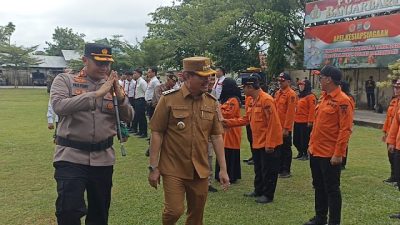 Pj Wali Kota Banjarbaru Subhan Noor Yaumil bersama Kapolres AKBP Pius X Febry Aceng Loda menyapa petugas gabungan saat Apel Kesiapsiagaan Karhutla.