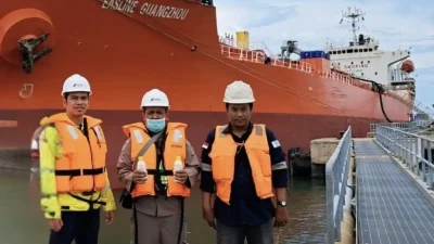 Istimewa - Petugas Karantina Kalsel (tengah) usai mengambil sampel produk Palm Fatty Acid Distillate (PFAD) atau minyak sawit yang telah disuling sebelum diekspor ke China di Pelabuhan Khusus, Kabupaten Kotabaru, Kalimantan Selatan