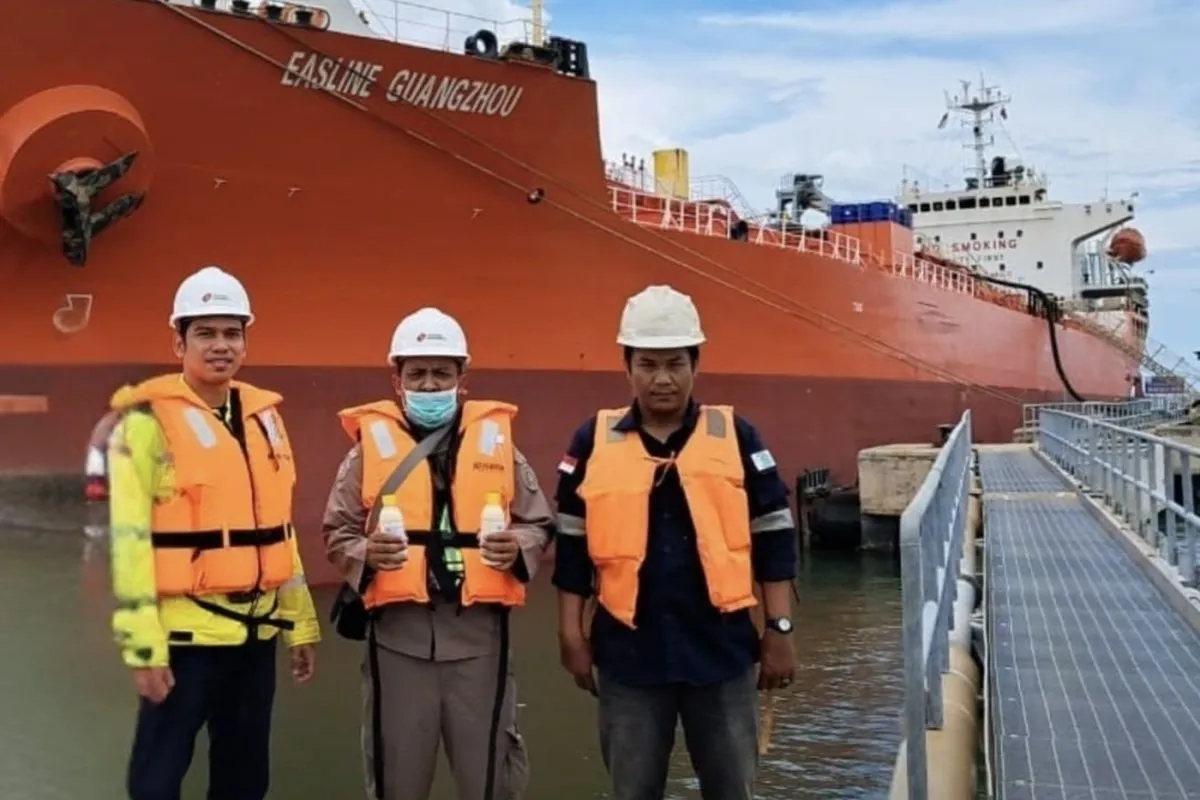 Istimewa - Petugas Karantina Kalsel (tengah) usai mengambil sampel produk Palm Fatty Acid Distillate (PFAD) atau minyak sawit yang telah disuling sebelum diekspor ke China di Pelabuhan Khusus, Kabupaten Kotabaru, Kalimantan Selatan