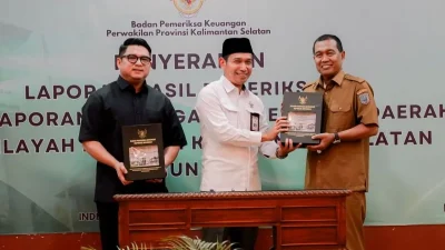 Kepala BPK Kalsel Andriyanto serahkan LHP LKPD Pemkab HSS 2024 kepada Bupati Syafrudin Noor di Banjarbaru.