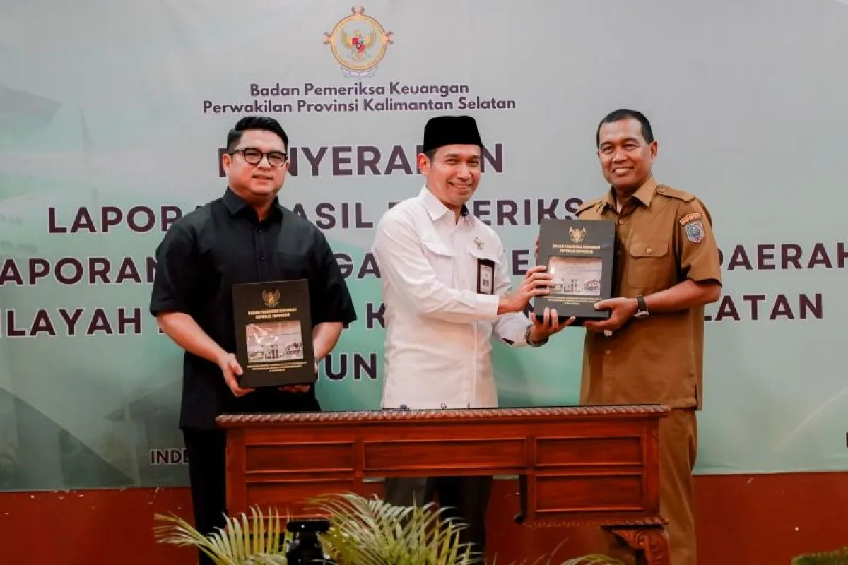 Kepala BPK Kalsel Andriyanto serahkan LHP LKPD Pemkab HSS 2024 kepada Bupati Syafrudin Noor di Banjarbaru.