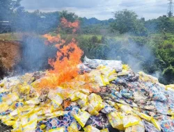 Ribuan Permen Mengandung Gelatin Babi Dimusnahkan di Samarinda