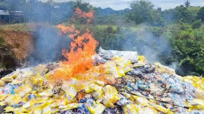 Ribuan Permen Mengandung Gelatin Babi Dimusnahkan di Samarinda