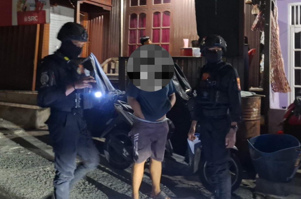 pelaksanaan patroli, petugas Sat Samapta berhasil mengamankan dua pemuda di kawasan Gunung Bugis yang kedapatan membawa 23 paket mencurigakan dalam bungkus rokok