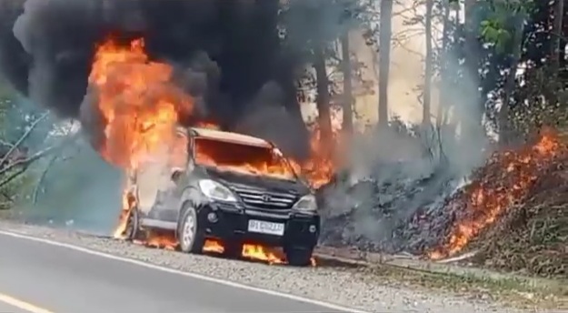 Ilustrasi - Mobil merek Toyota Avanza yang terbakar usai mengisi BBM di SPBU Kasarangan