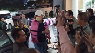 Terpidana Wendy (pakai rompi tahanan) saat tiba di Kejari Samarinda, Kaltim