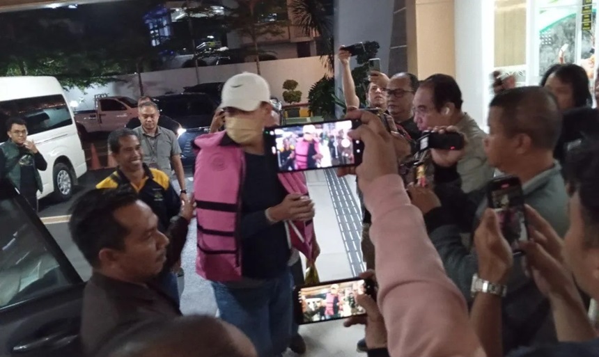 Terpidana Wendy (pakai rompi tahanan) saat tiba di Kejari Samarinda, Kaltim