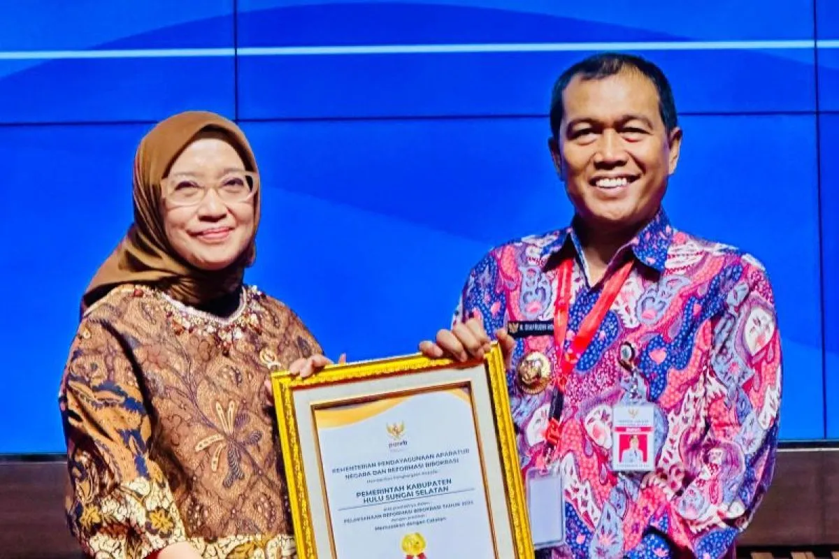 Istimewa - Bupati HSS Terima Penghargaan Atas Kinerja Reformasi Birokrasi dari KemenPAN RB