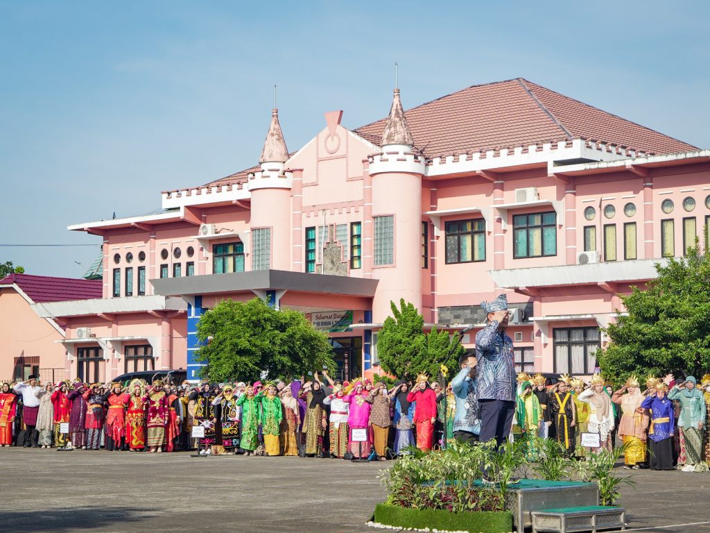 Pakaian Adat Warnai Pengibaran Bendera