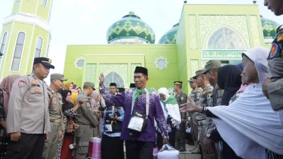 Isak Tangis Haru Antarkan Jemaah Calhaj Paser Menuju Embarkasi