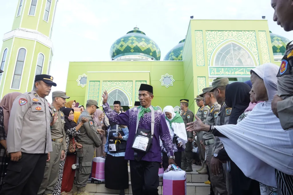 Isak Tangis Haru Antarkan Jemaah Calhaj Paser Menuju Embarkasi