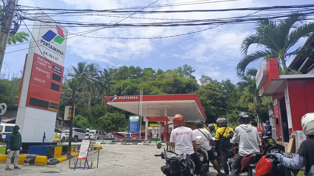Masyarakat Balikpapan mengantri panjang di SPBU Gunung Guntur, di Jalan DI Panjaitan Kelurahan Gunung Sari Ulu, Kecamatan Balikpapan Tengah