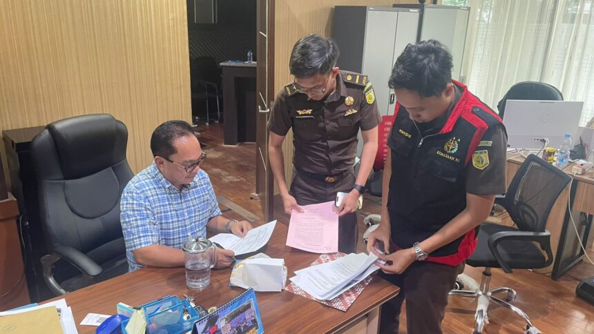 Istimewa - Tim Kejati Kaltim geledah Kantor Dispora, terkait dugaan korupsi dalam program DBON (Desain Besar Olahraga Nasional).