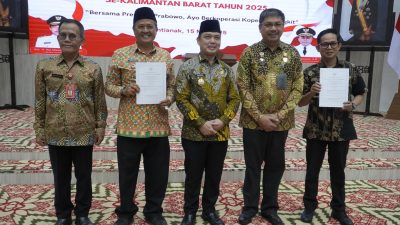 penyerahan akta notaris oleh Kepala Kantor Wilayah Kementerian Hukum Kalbar, Jonny Pesta Simamora, kepada perwakilan Desa Teluk Kapuas dan Parit Baru (Kubu Raya), disaksikan langsung oleh Gubernur