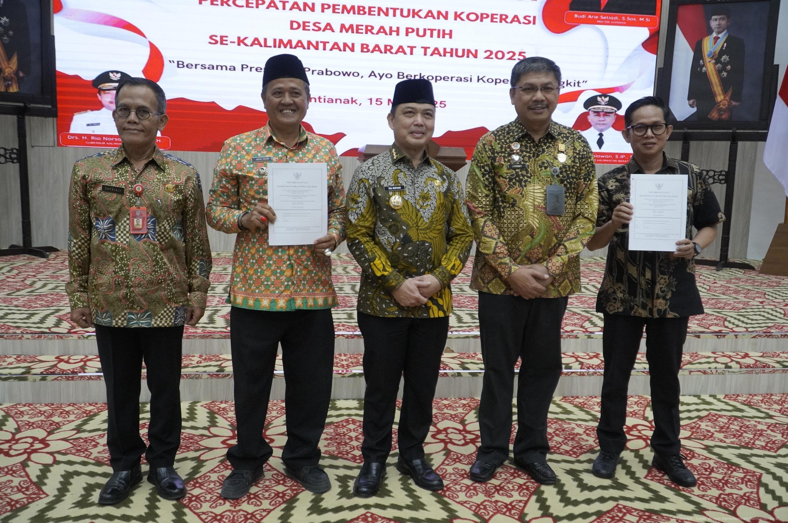 penyerahan akta notaris oleh Kepala Kantor Wilayah Kementerian Hukum Kalbar, Jonny Pesta Simamora, kepada perwakilan Desa Teluk Kapuas dan Parit Baru (Kubu Raya), disaksikan langsung oleh Gubernur