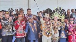 Gubernur Kalimantan Tengah, Agustiar Sabran, yang secara resmi melepas peserta karnaval