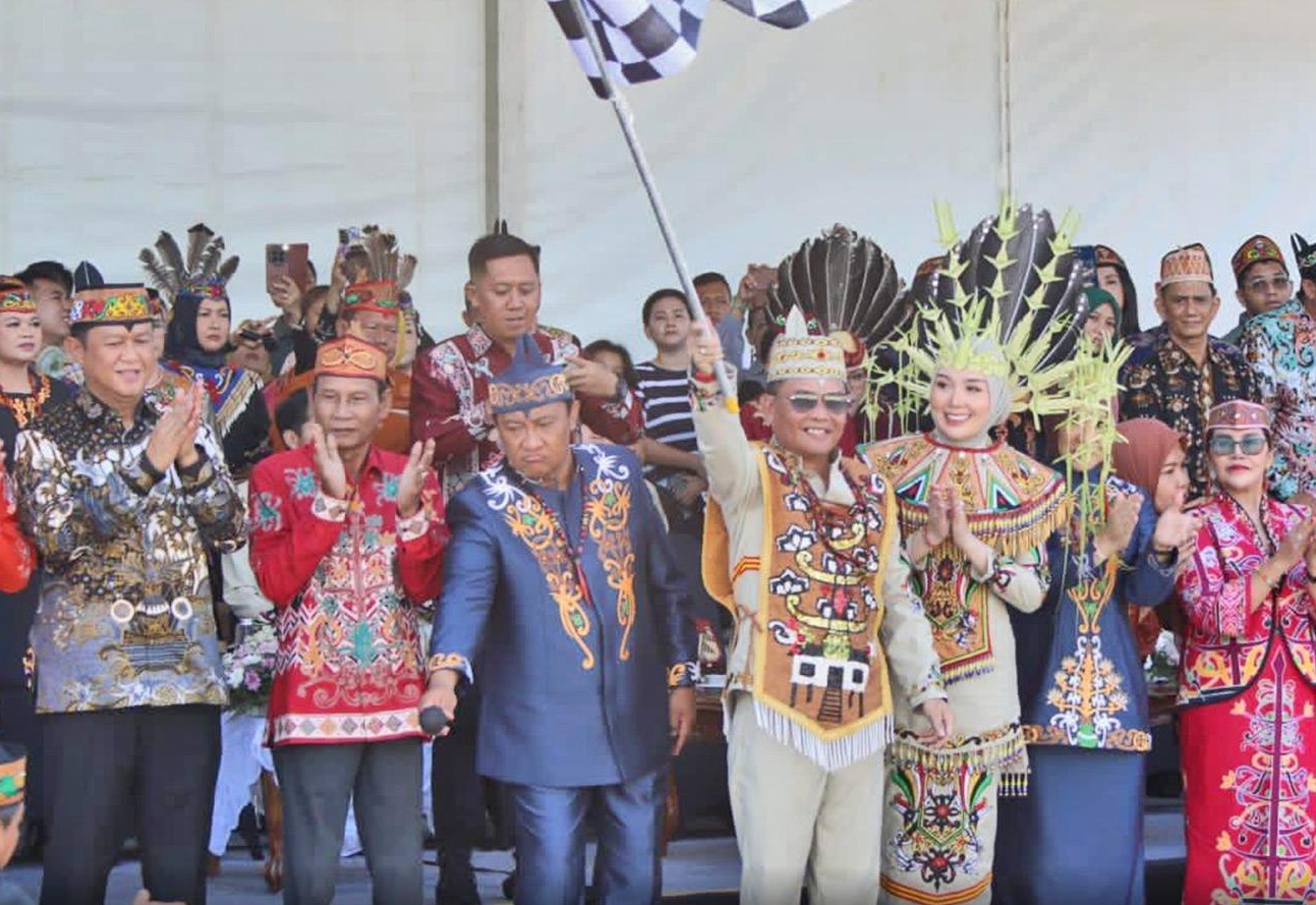Gubernur Kalimantan Tengah, Agustiar Sabran, yang secara resmi melepas peserta karnaval
