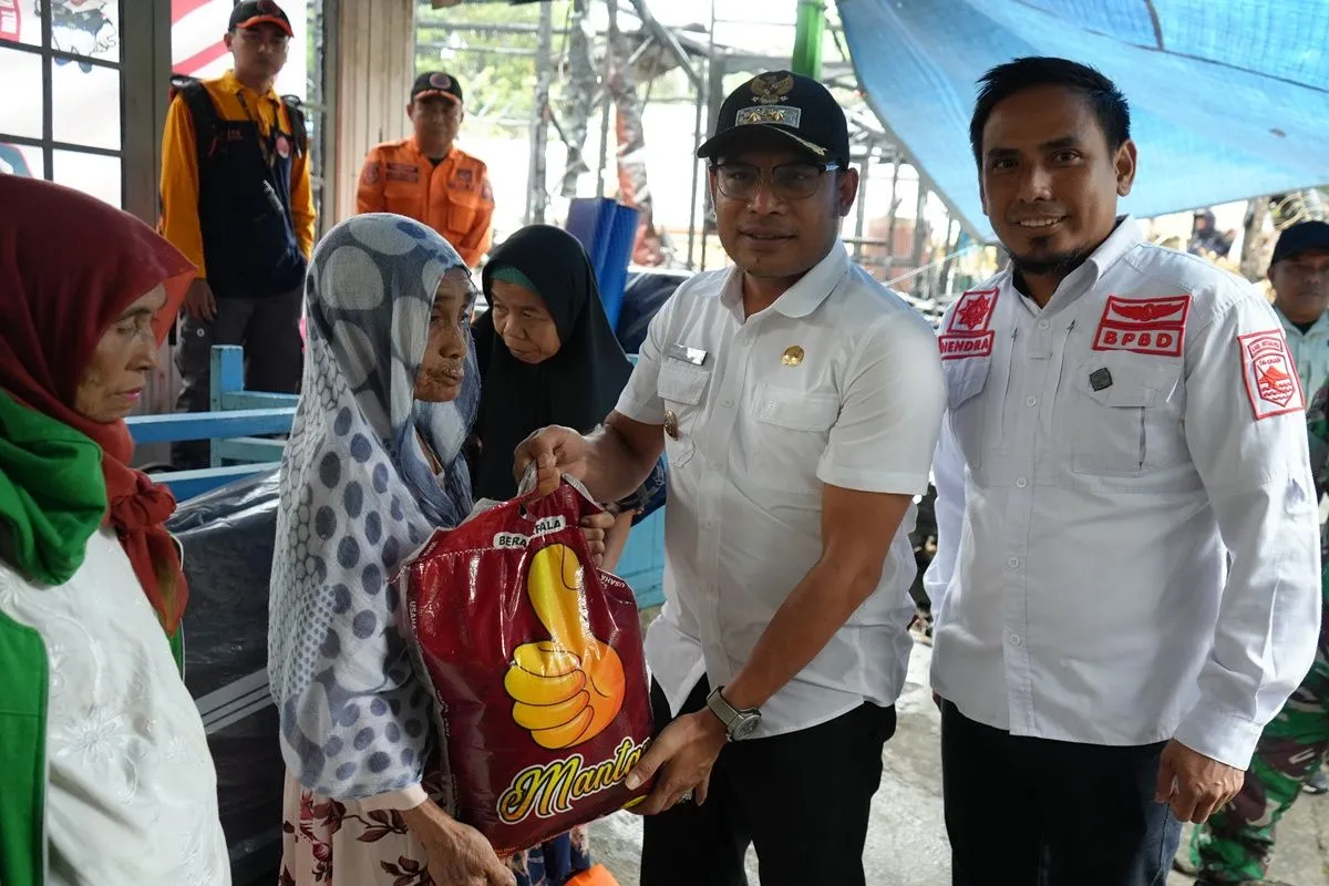 Pemkab Kotabaru Salurkan Bantuan untuk Korban Kebakaran di Pulau Laut Sigam