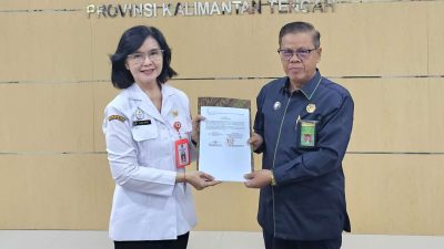 Kepala DP3APPKB Prov. Kalteng Linae Victoria Aden dan Ketua Pengadilan Tinggi Agama Palangka Raya H. Tarsi usai Penandatanganan MoU