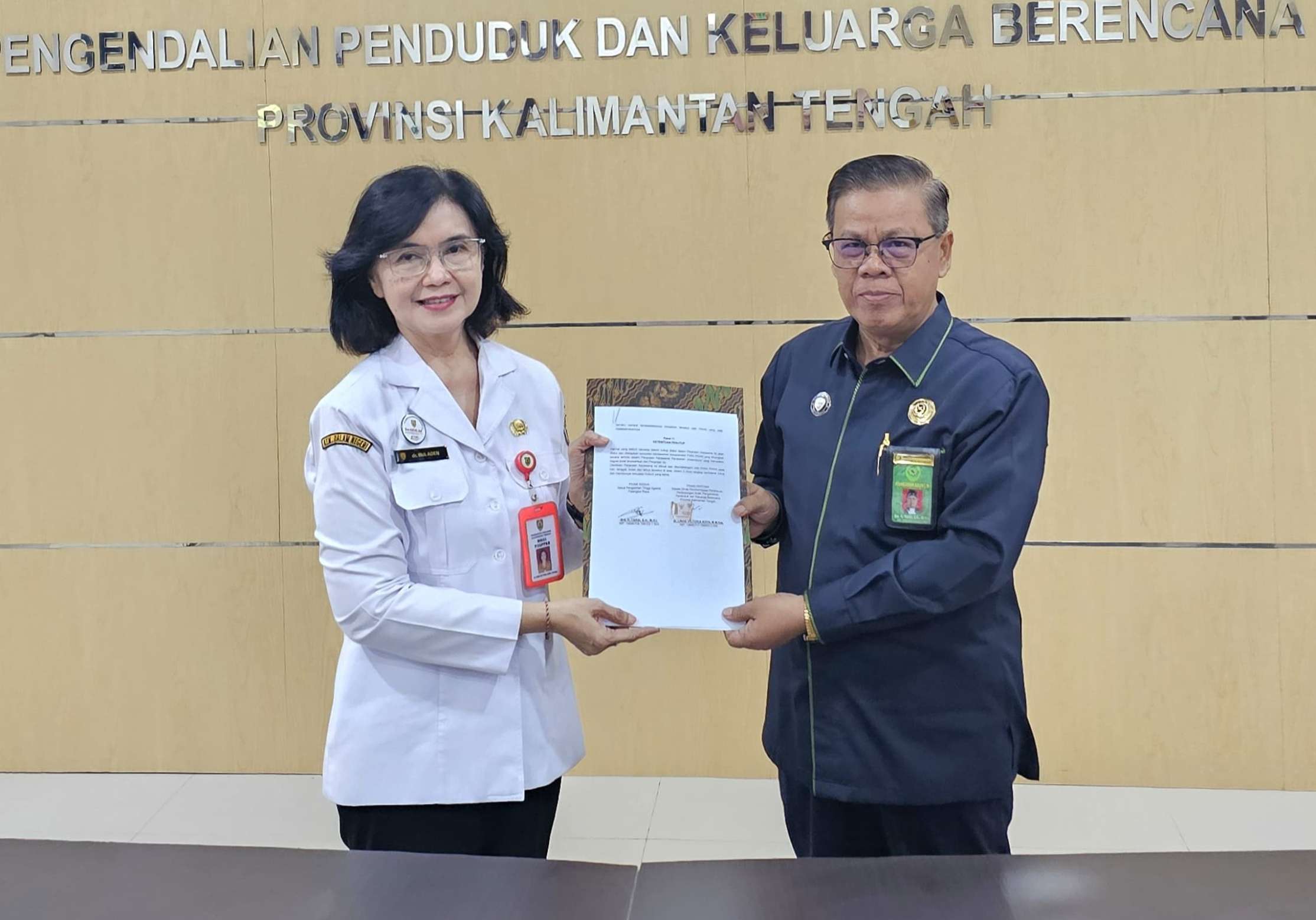 Kepala DP3APPKB Prov. Kalteng Linae Victoria Aden dan Ketua Pengadilan Tinggi Agama Palangka Raya H. Tarsi usai Penandatanganan MoU