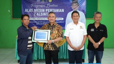 Istimewa - Wali Kota Tarakan Khairul menyerahkan secara simbolis Alsintan kepada perwakilan kelompok tani