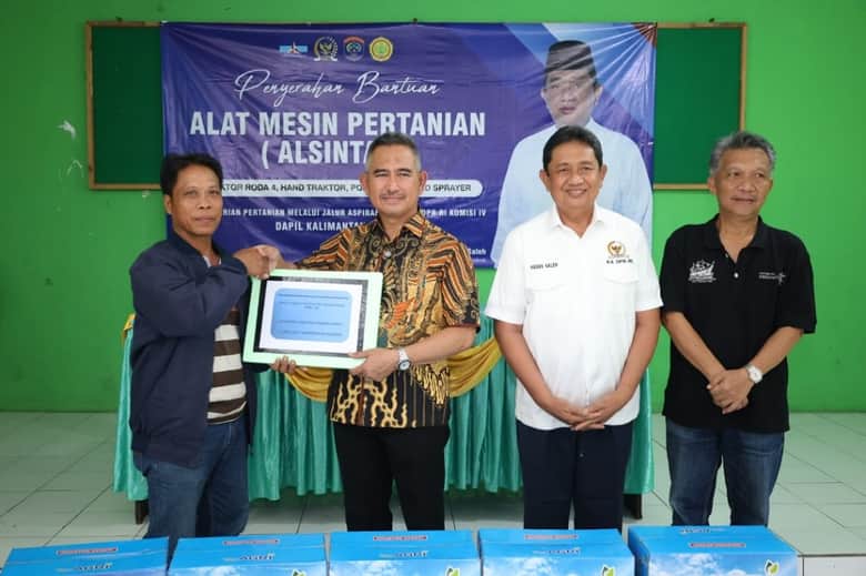 Istimewa - Wali Kota Tarakan Khairul menyerahkan secara simbolis Alsintan kepada perwakilan kelompok tani