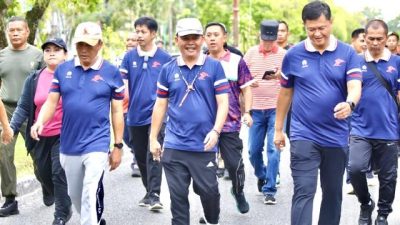 Gubernur Kalteng H. Agustiar Sabran saat mengikuti kegiatan Jalan Santai Bersama